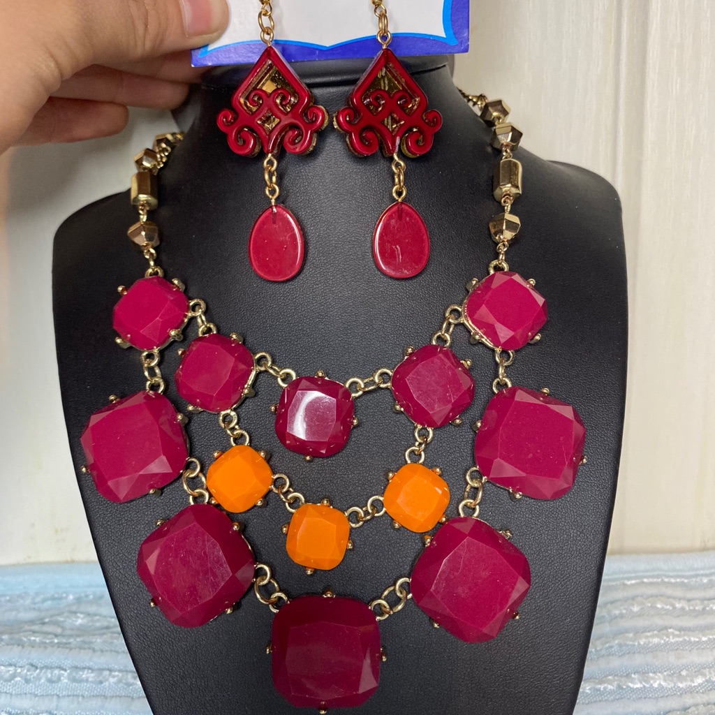 Fan Flirties Necklace And Earrings Set
